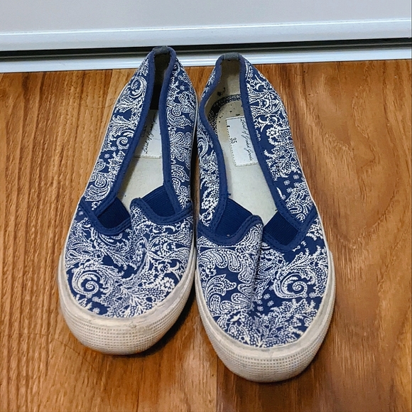3/$30 H&M Slip on blue pattern women's flats - Picture 1 of 2